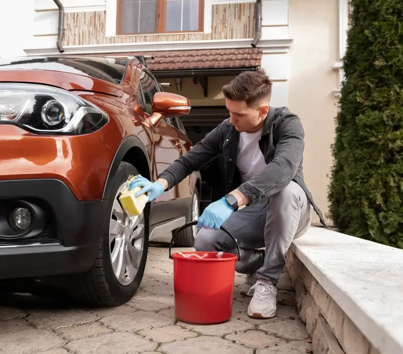 Lavage auto à domicile Saint-Pierre-la-Garenne : professionnel intervenant sur un véhicule